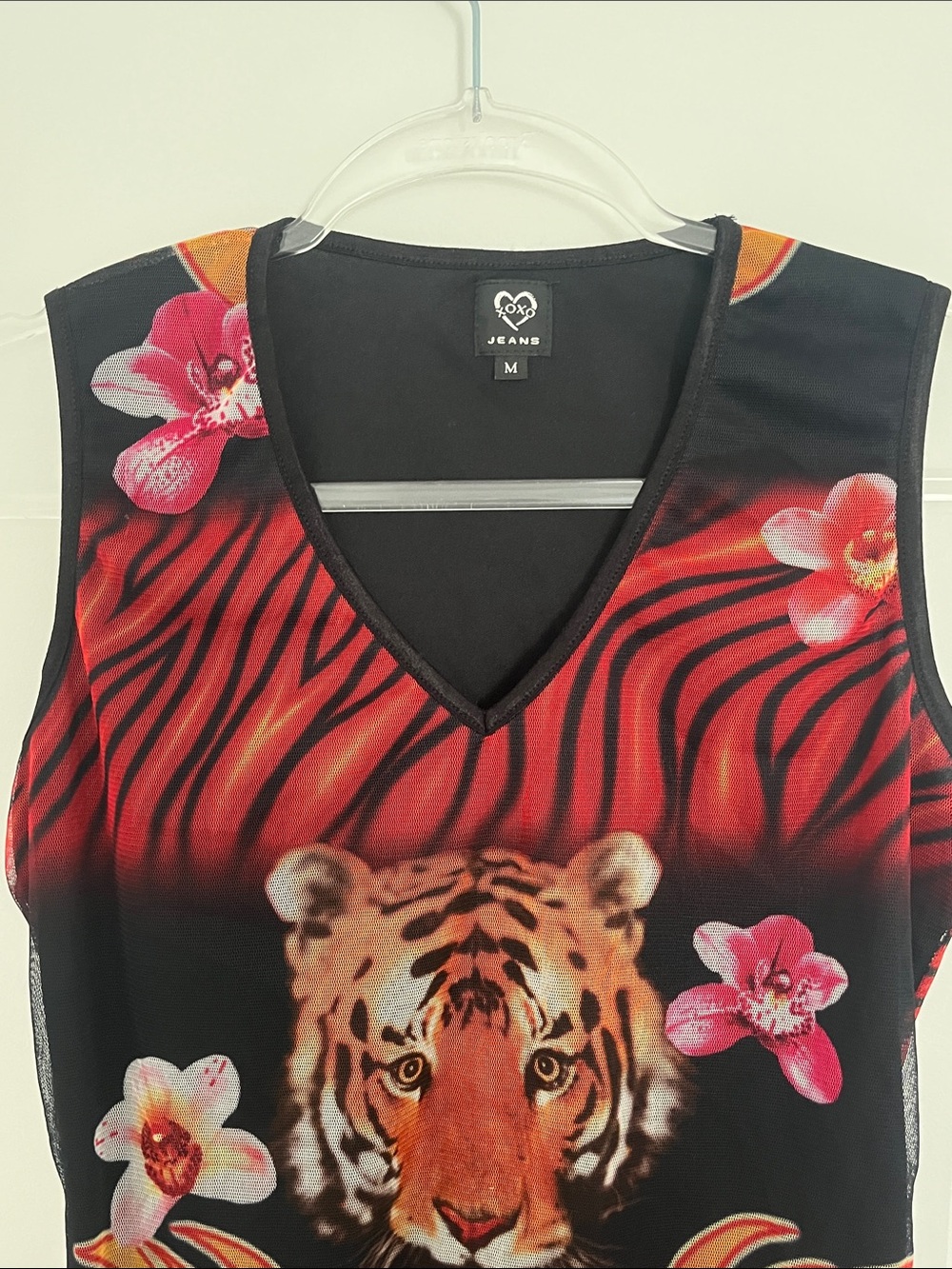 XOXO Black & Red Tiger Graphic V-Neck Tank - Picture 5 of 7